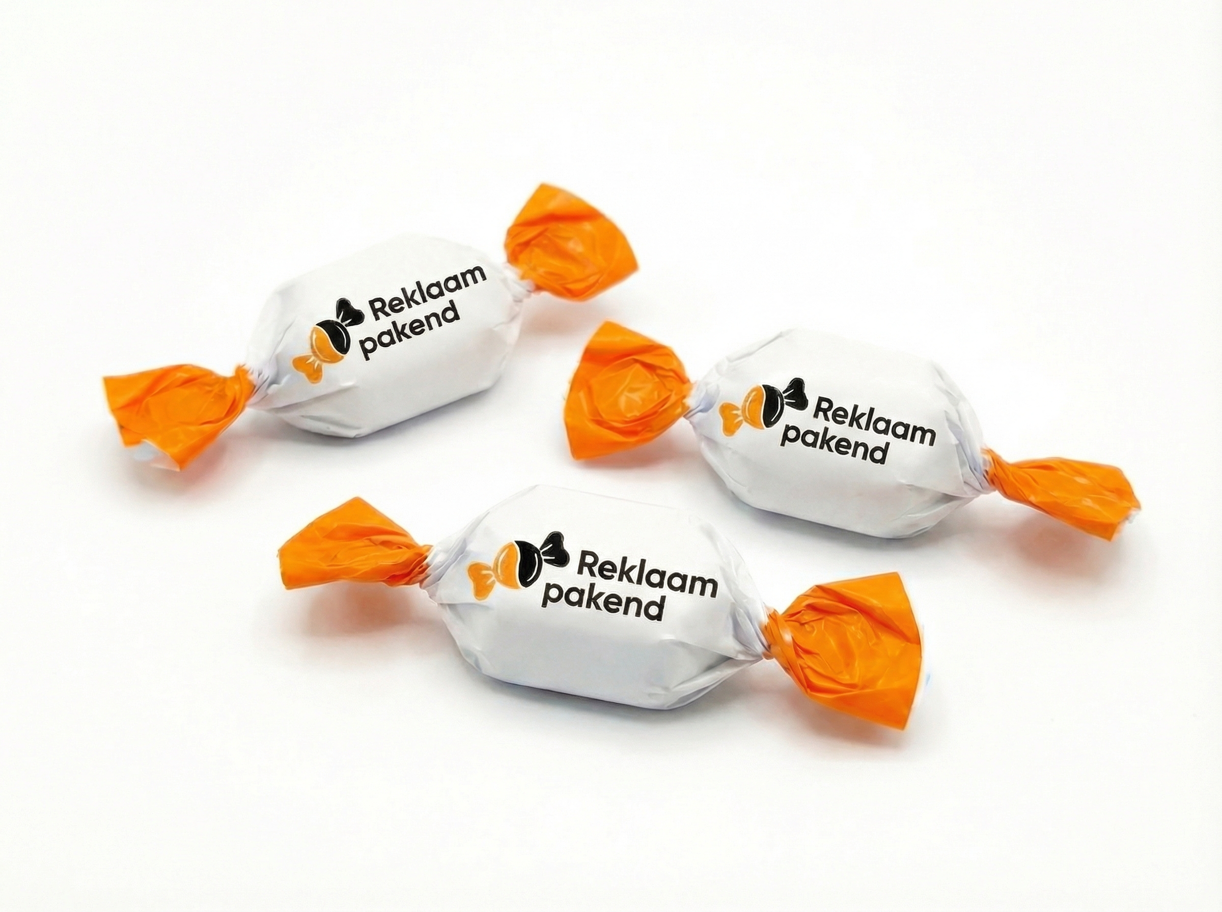 Glasuuriga karamellikommid logoga